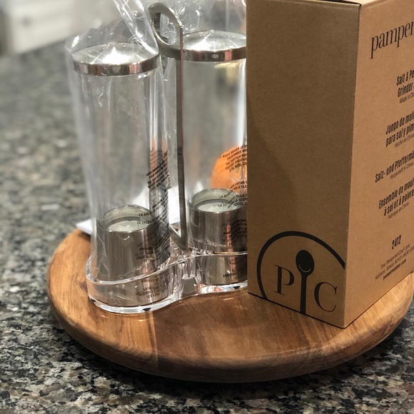 Pampered Chef Salt & Pepper Grinder Set Pampered Chef Salt & Pepper Grinder Set